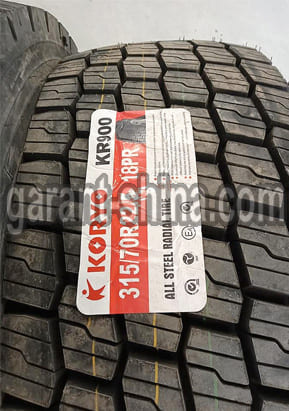 Koryo KR900 (приводная) 315/70 R22.5 151/148L 18PR - Фото шины с этикеткой вблизи